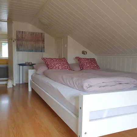A Cozy Little House With A Lovely Sea View 波什格伦